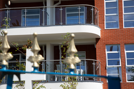 Senior’s Ali VU casement windows in an art deco building exterior view